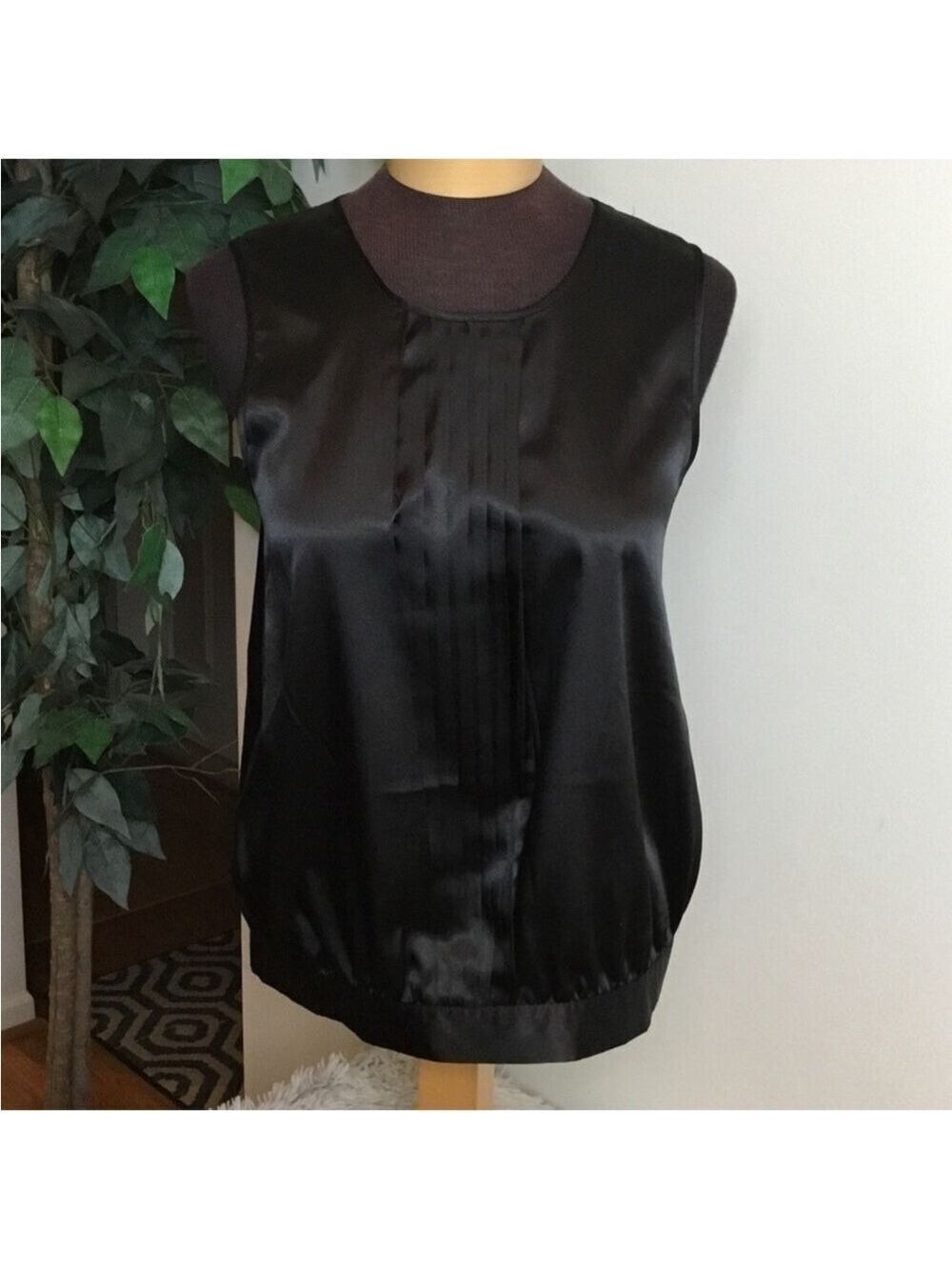 BCBG MaxAzria black sleeveless tank top Woman’s size medium pleated